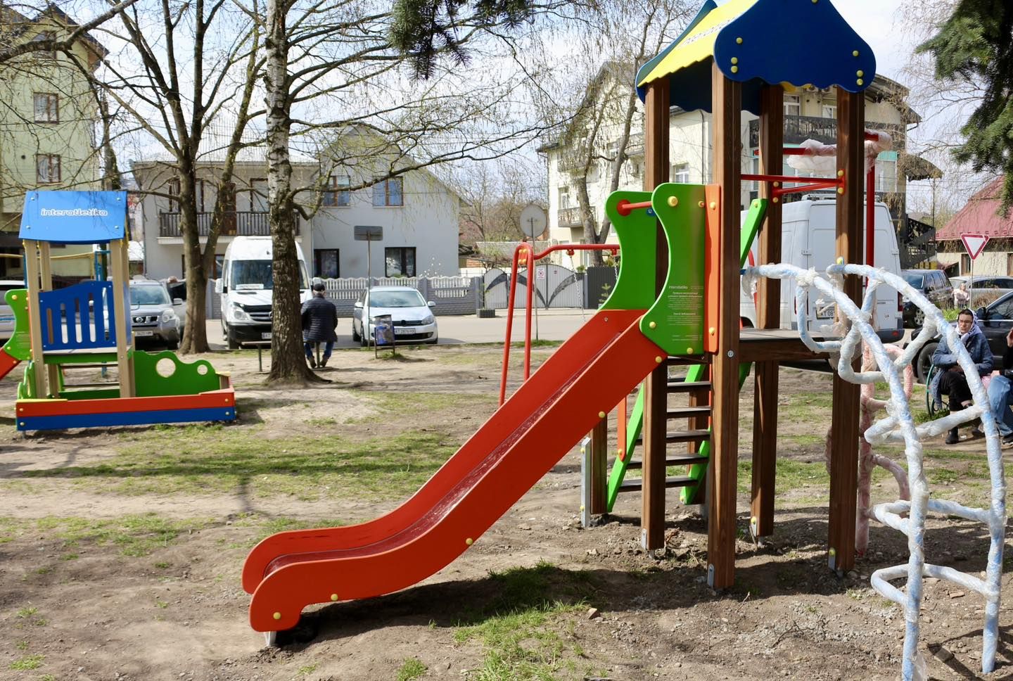 У кількох мікрорайонах Коломиї встановили нові дитячі майданчики 9