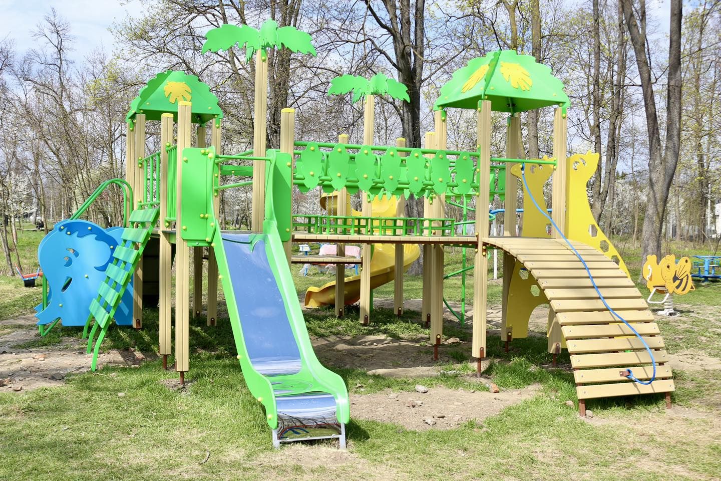 У кількох мікрорайонах Коломиї встановили нові дитячі майданчики 8
