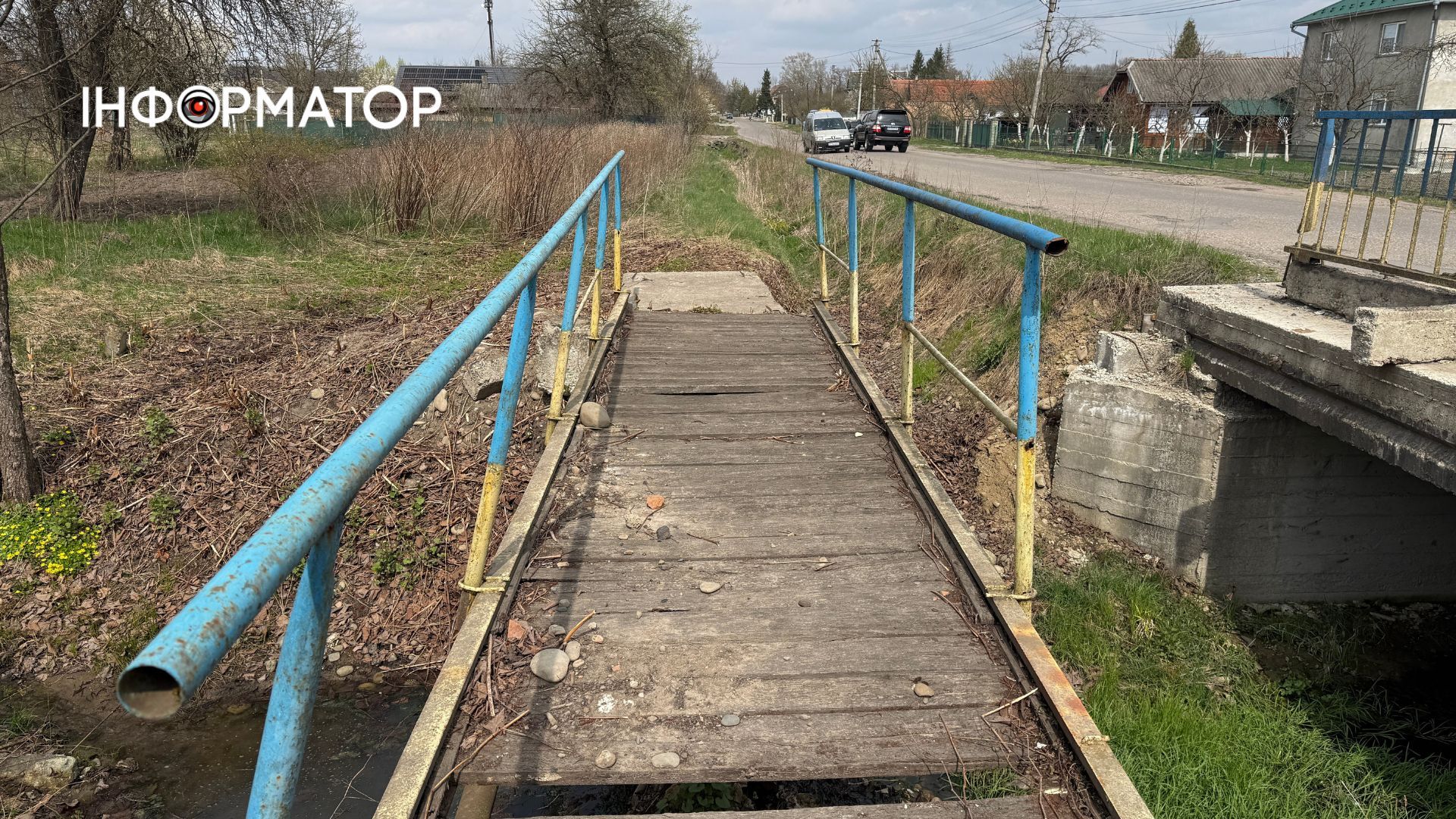 Пошкоджений пішохідний мостик по вулиці Петлюри в Пʼядиках