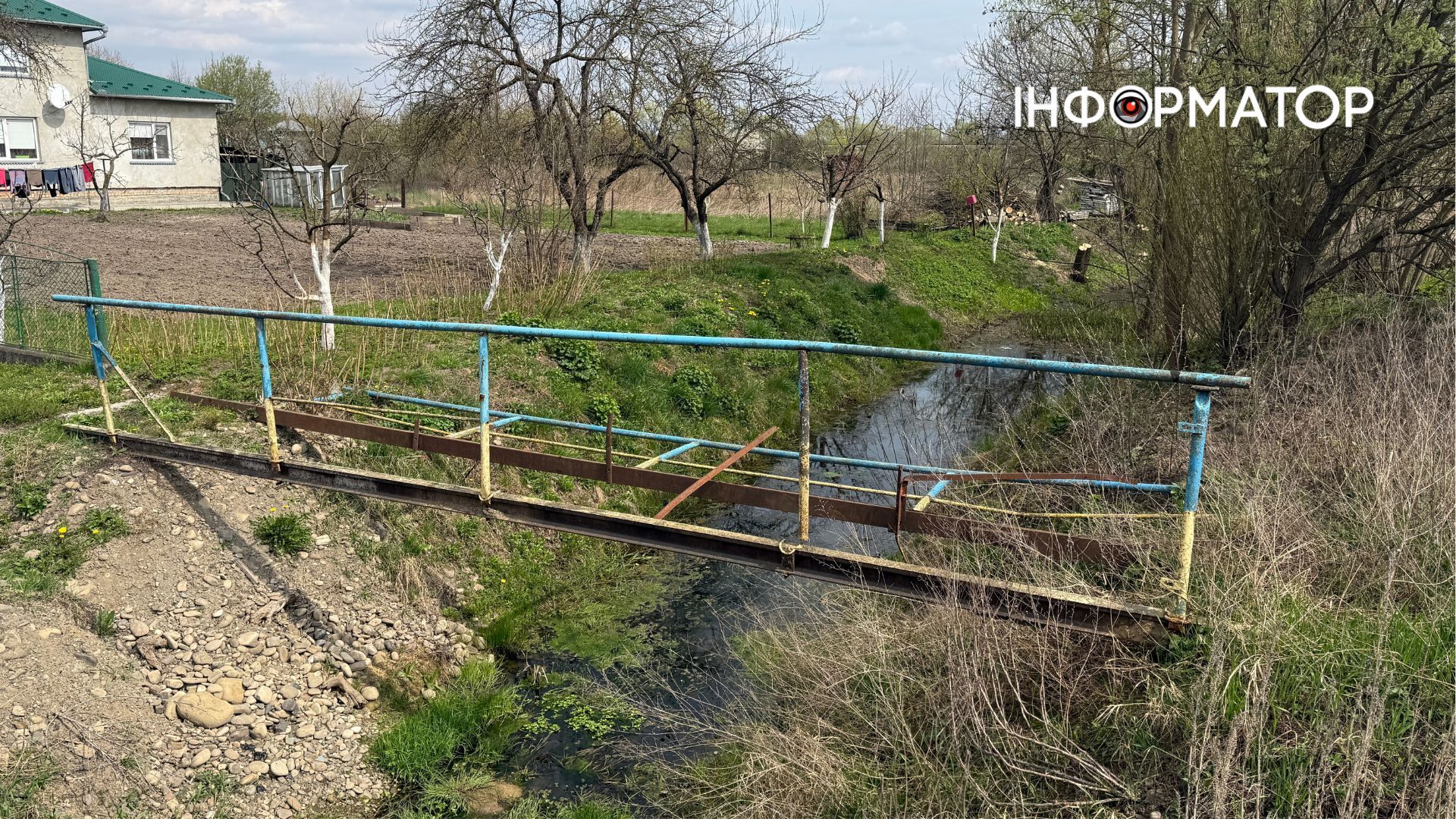 Зруйнований пішохідний мостик по вулиці Петлюри в Пʼядиках