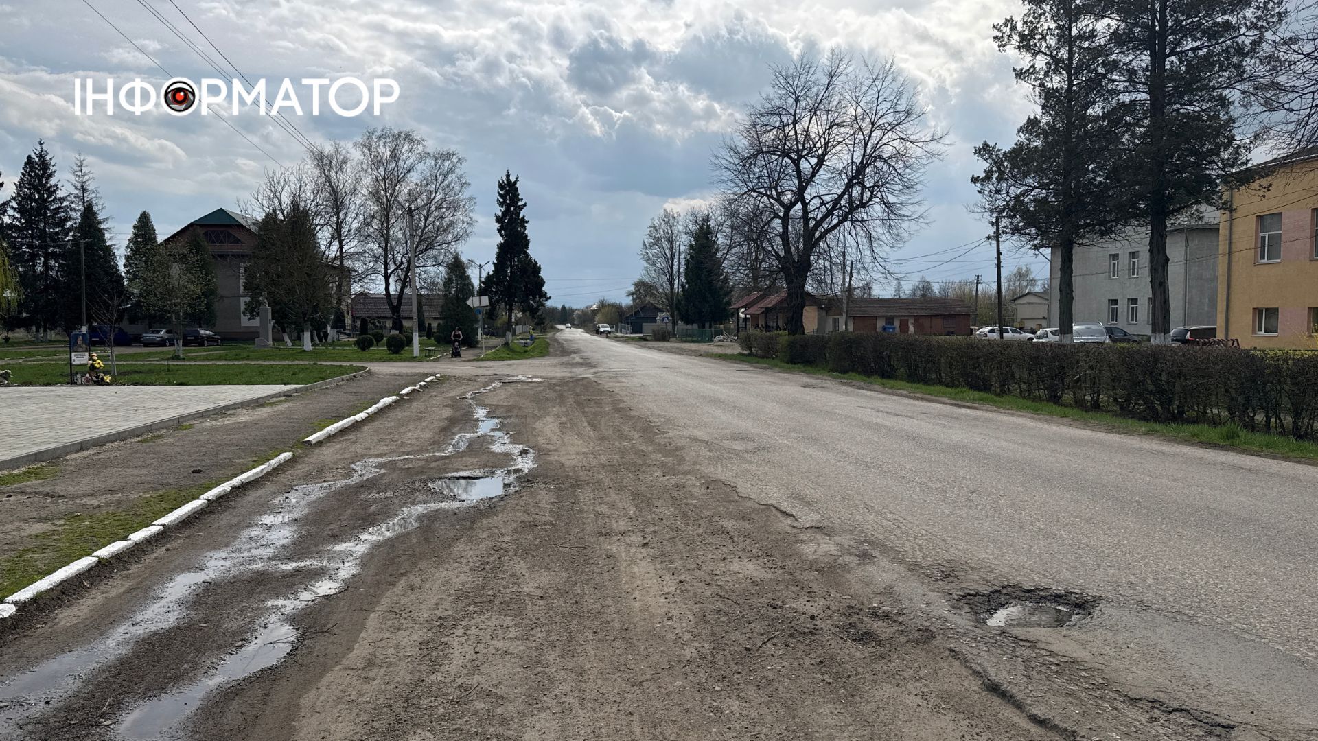 Автодорога й тротуари в селі Пʼядики