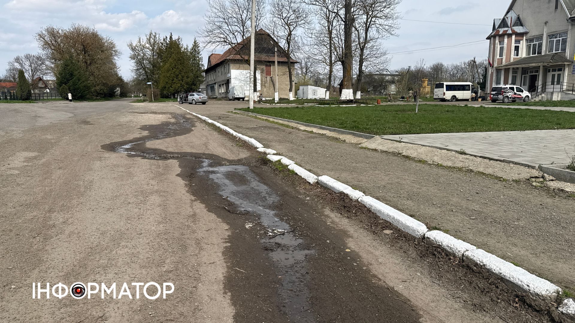 Тротуари та автодорога в селі Пʼядики