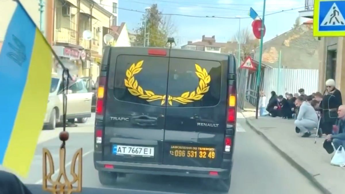 На колінах на Надвірнянщині зустріли скорботний кортеж з тілом Олега Максиміва 1