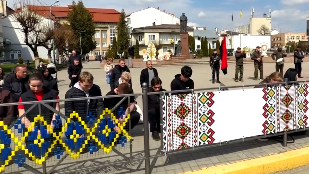 На колінах на Надвірнянщині зустріли скорботний кортеж з тілом Олега Максиміва 2