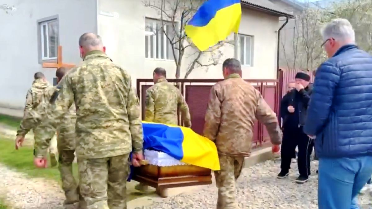 На колінах на Надвірнянщині зустріли скорботний кортеж з тілом Олега Максиміва 3