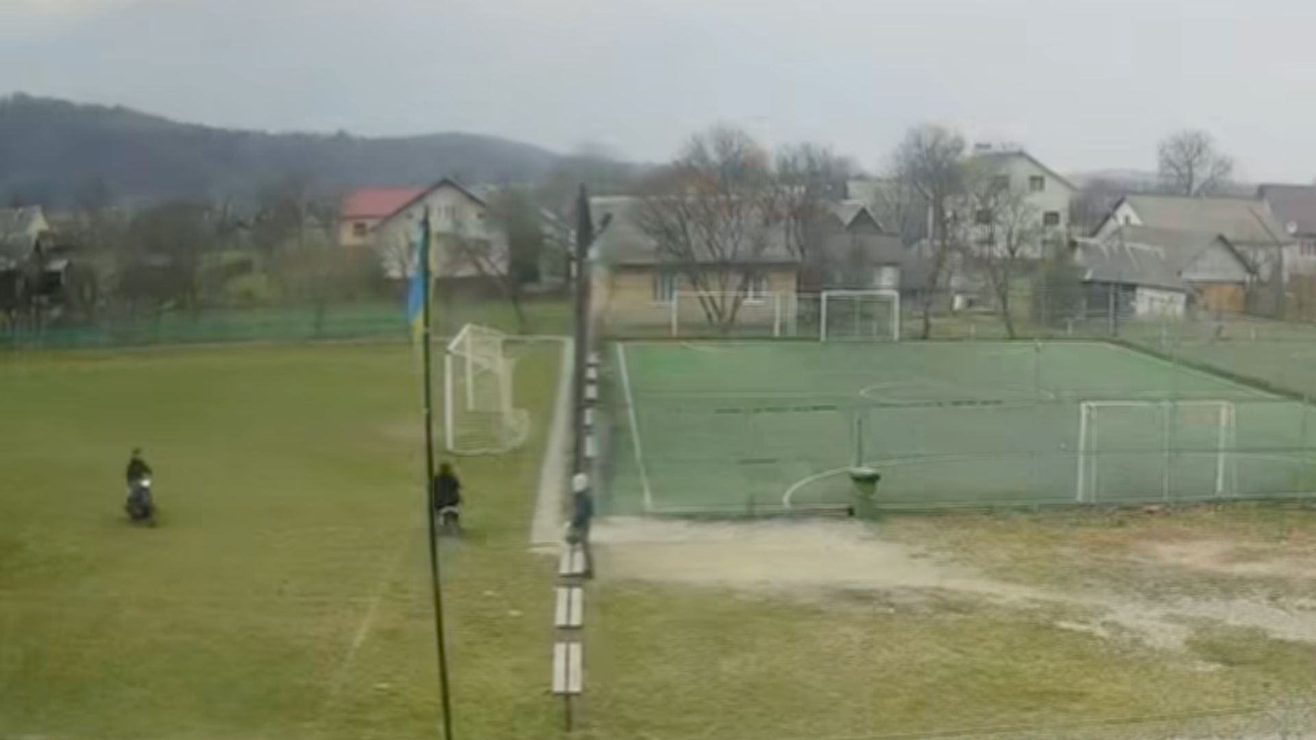 Скрин з камер спостереження на стадіону в селі Пнів