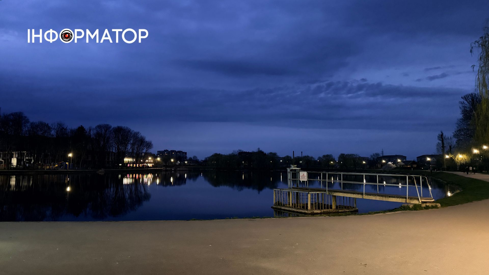 Затишок сутінків та світло ліхтарів: фоторепортаж вечірньої Коломиї 3