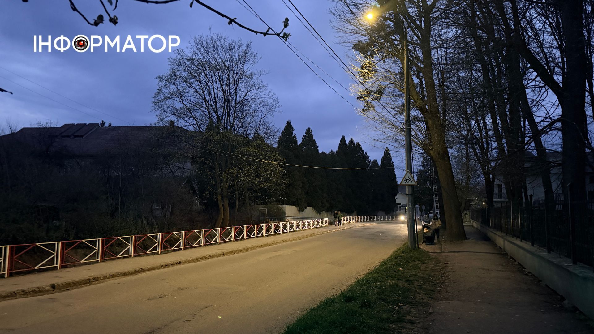 Затишок сутінків та світло ліхтарів: фоторепортаж вечірньої Коломиї 4