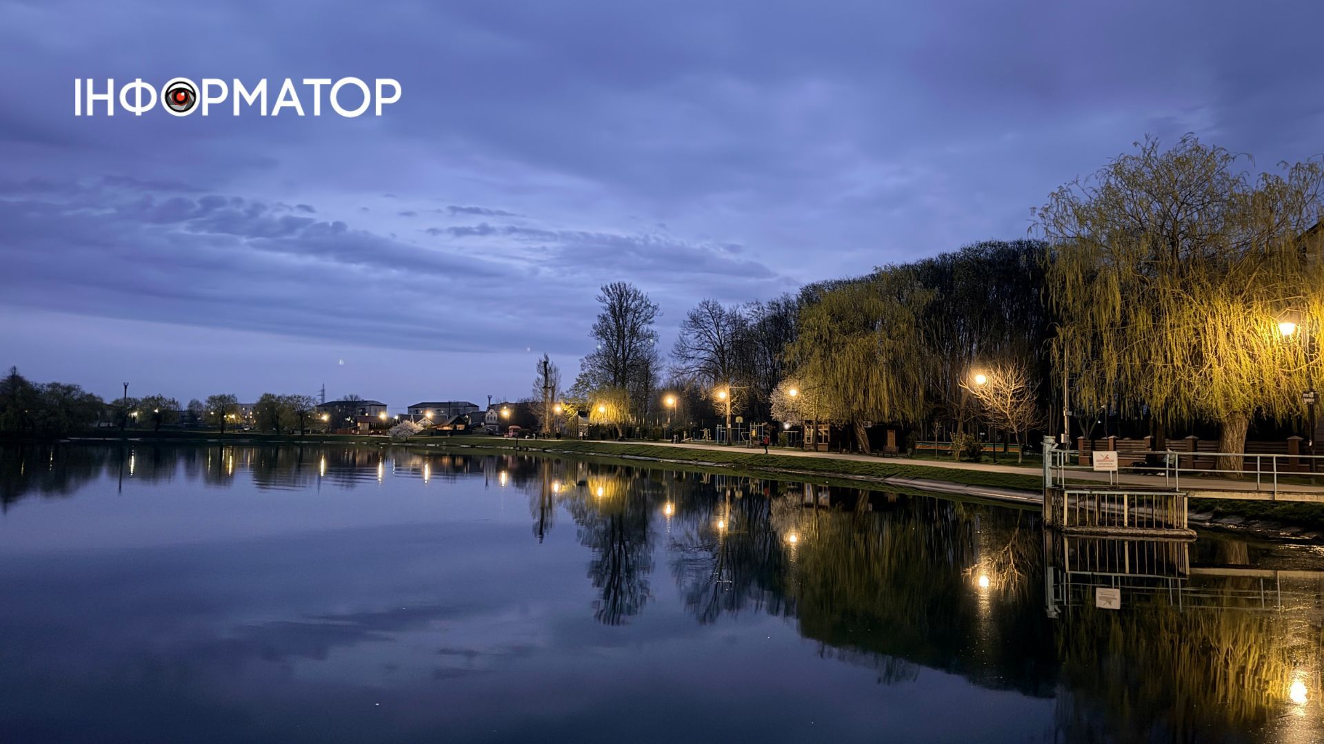 Затишок сутінків та світло ліхтарів: фоторепортаж вечірньої Коломиї 5