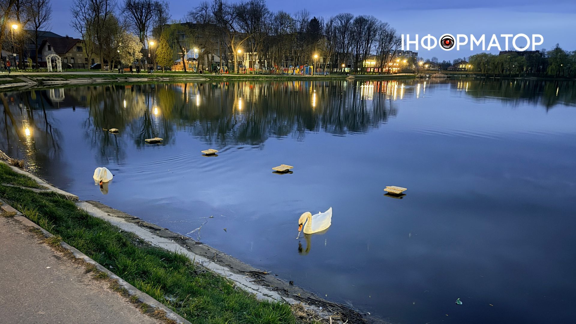 Затишок сутінків та світло ліхтарів: фоторепортаж вечірньої Коломиї 6