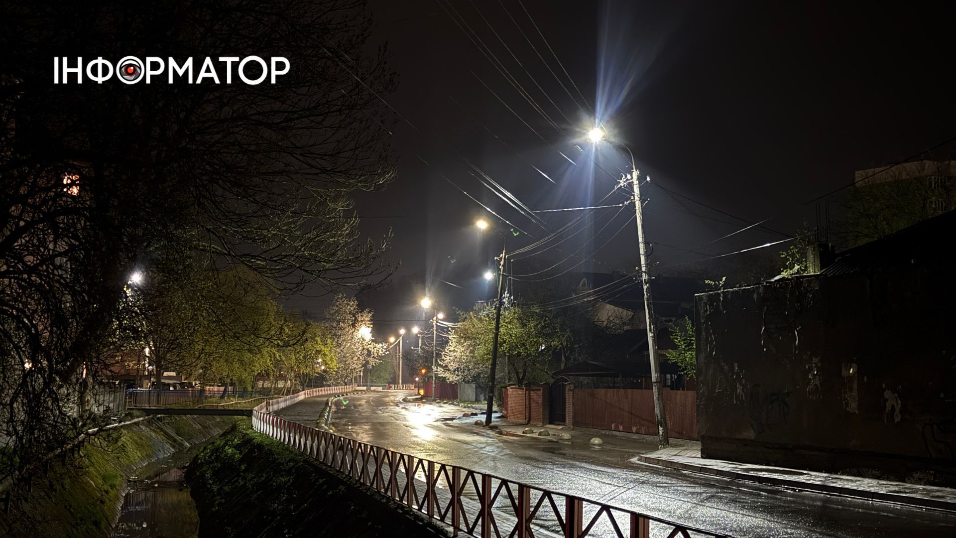 Затишок сутінків та світло ліхтарів: фоторепортаж вечірньої Коломиї 15