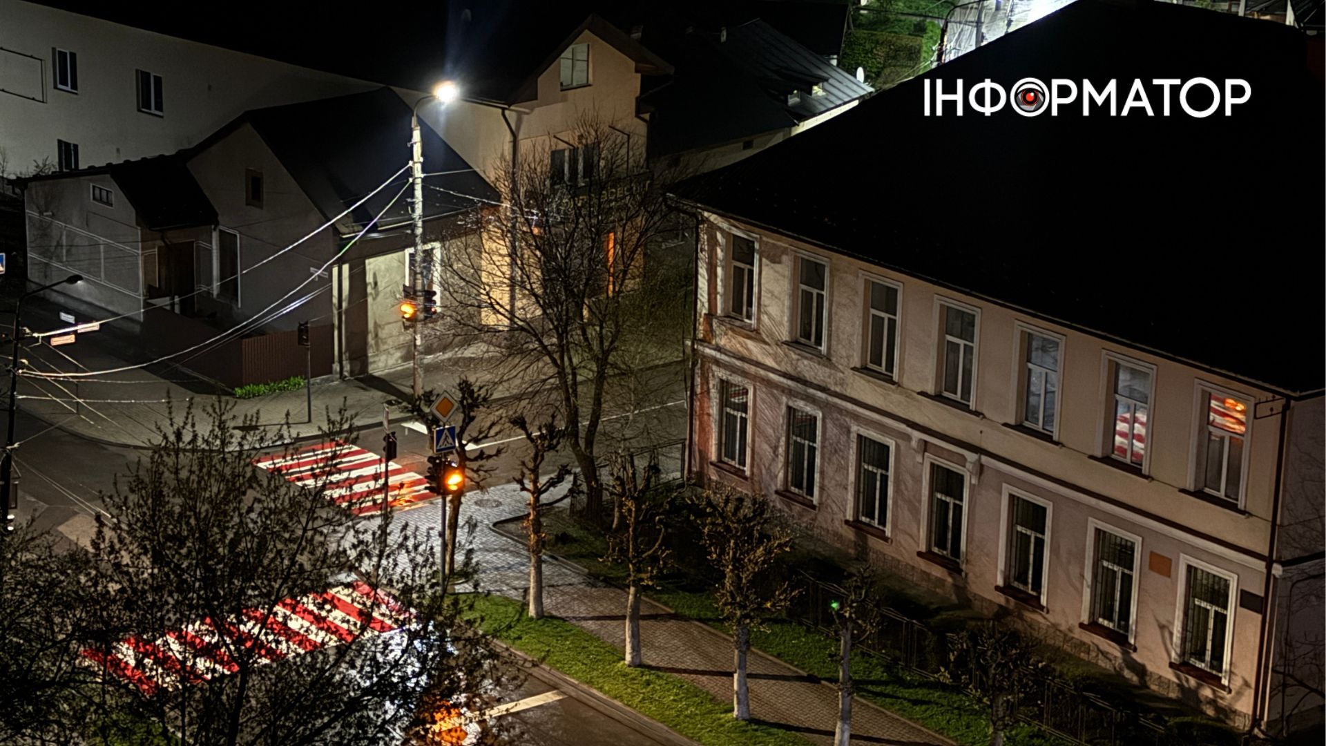 Затишок сутінків та світло ліхтарів: фоторепортаж вечірньої Коломиї 16