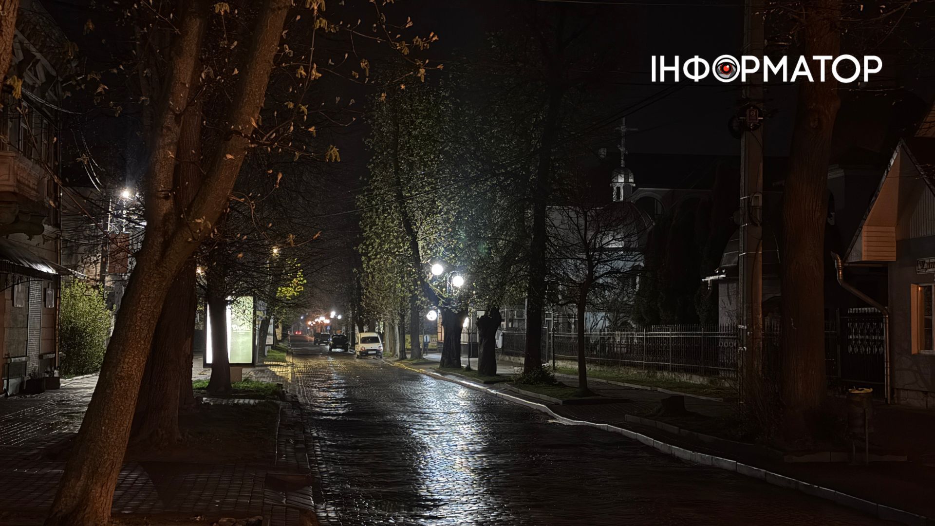 Затишок сутінків та світло ліхтарів: фоторепортаж вечірньої Коломиї 18