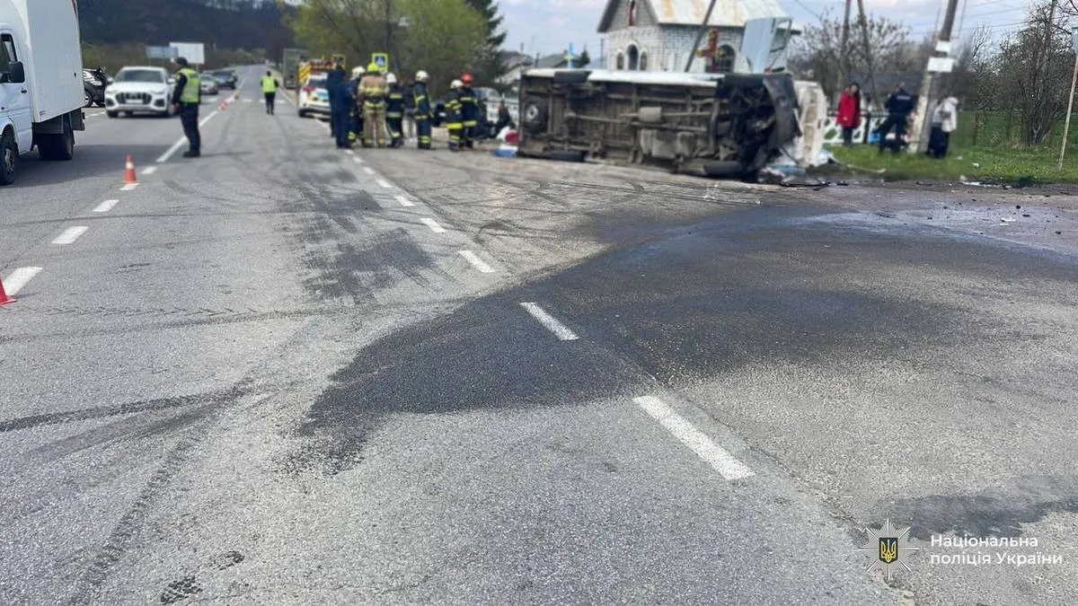 Автобус перекинувся внаслідок ДТП на трасі Н-10: є загиблий та травмовані
