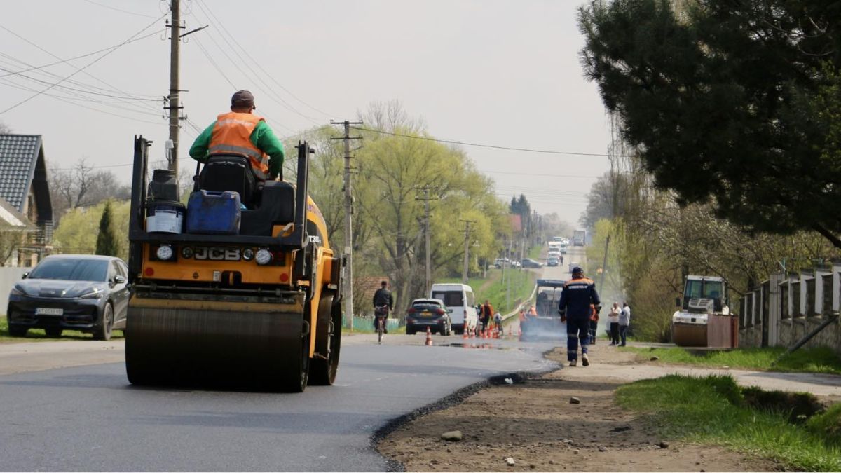 Ремонт дороги триває на в'їздах у Коломию 2