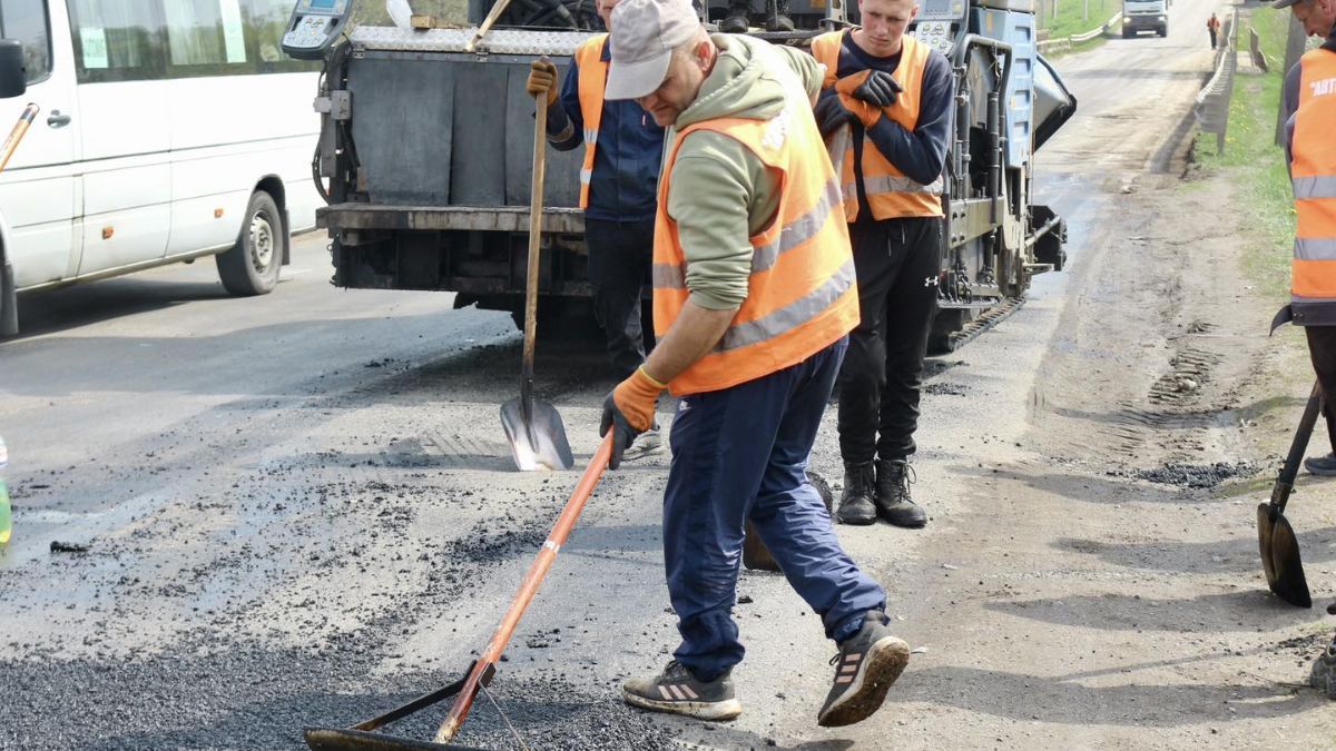 Ремонт дороги триває на в'їздах у Коломию 1
