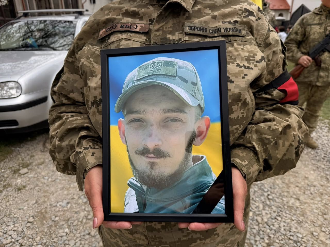 На Надвірнянщині попрощались із полеглим Героєм Олегом Максимівим 1