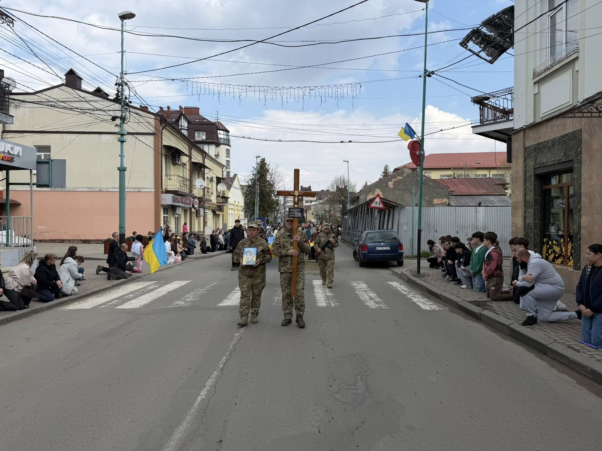 На Надвірнянщині попрощались із полеглим Героєм Олегом Максимівим 3