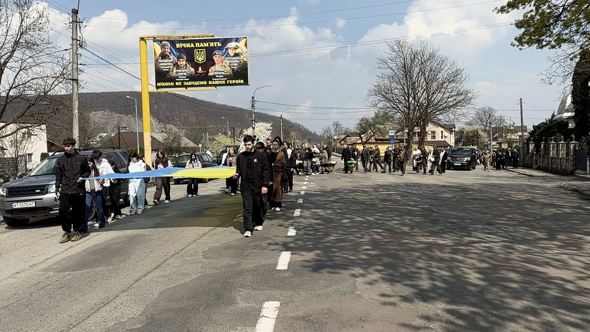 На Надвірнянщині попрощались із полеглим Героєм Олегом Максимівим 4