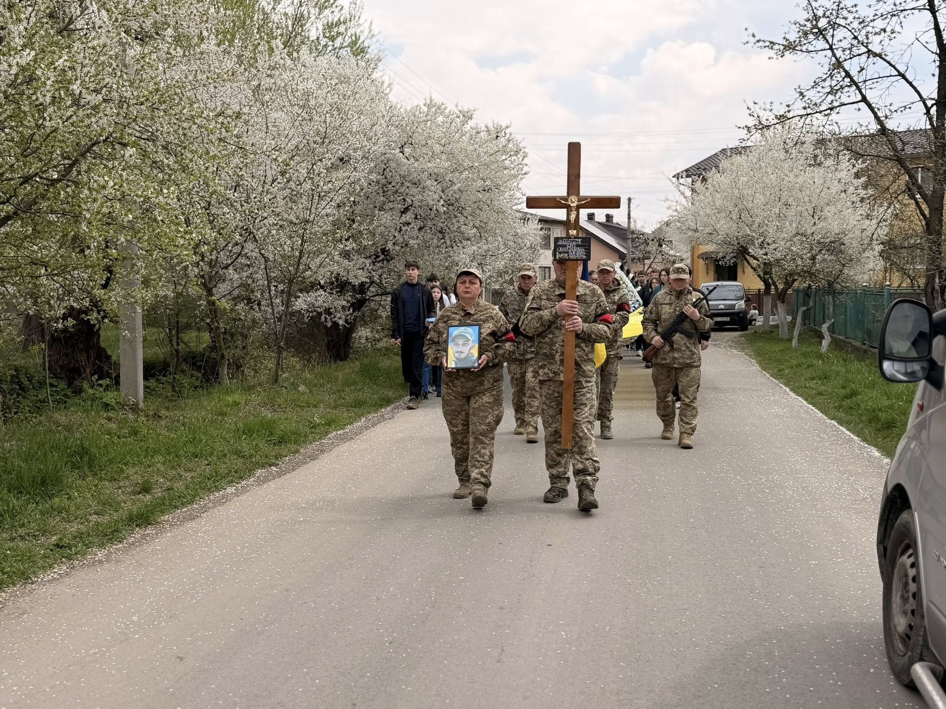 На Надвірнянщині попрощались із полеглим Героєм Олегом Максимівим 6