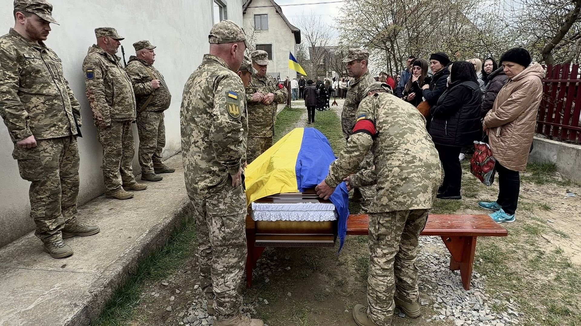 На Надвірнянщині попрощались із полеглим Героєм Олегом Максимівим 9