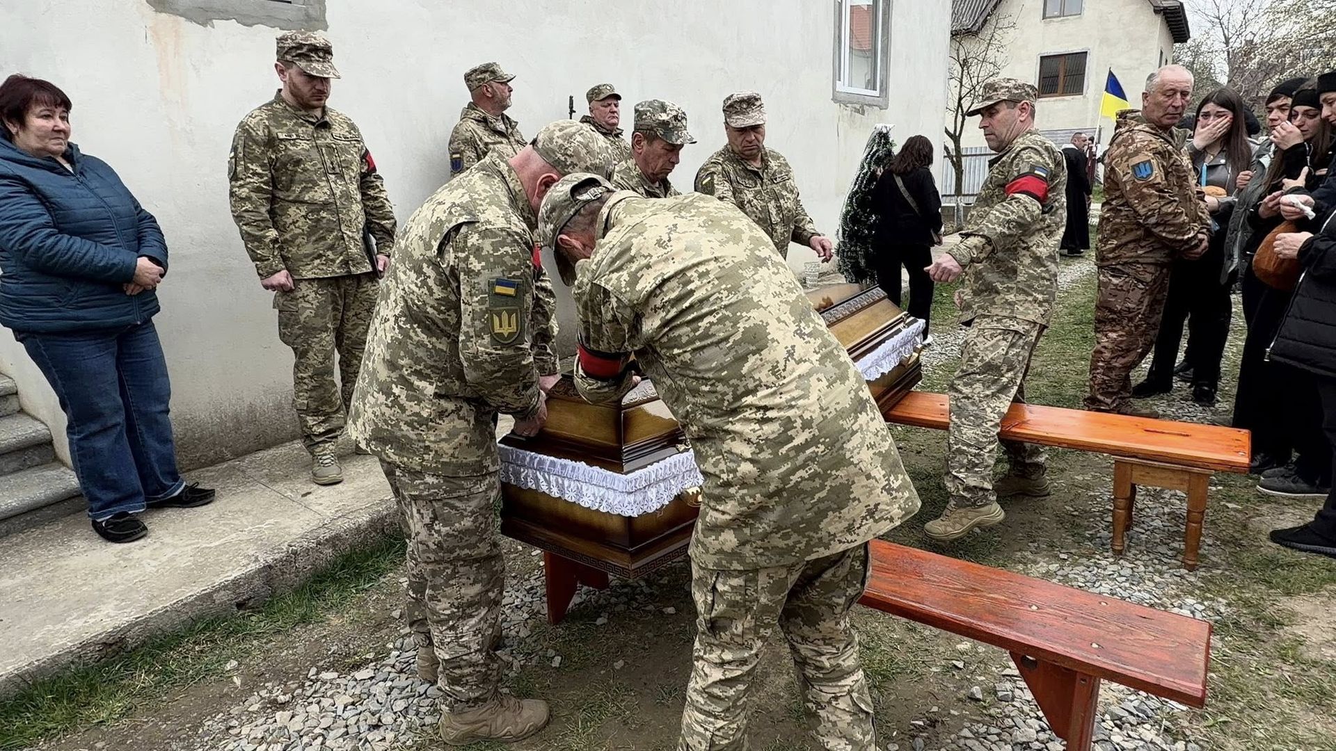 На Надвірнянщині попрощались із полеглим Героєм Олегом Максимівим 10