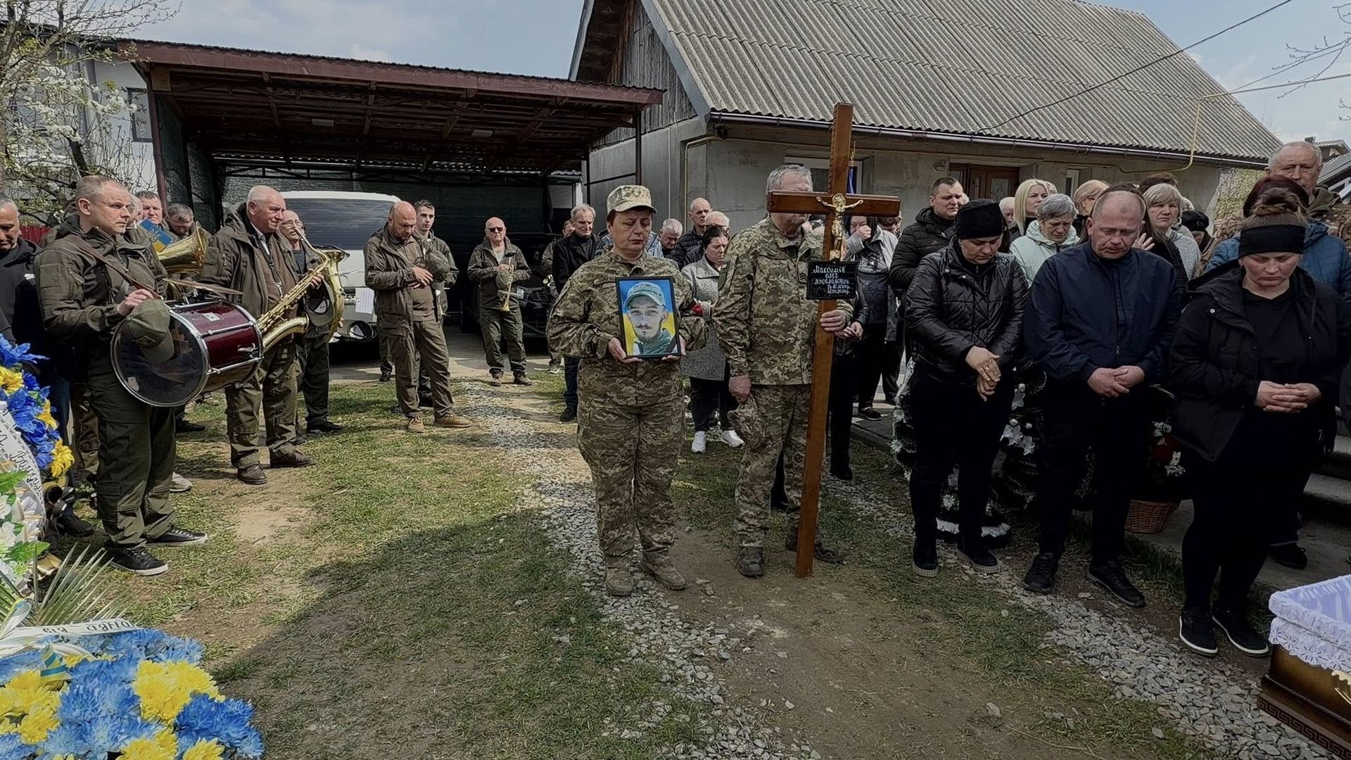На Надвірнянщині попрощались із полеглим Героєм Олегом Максимівим 11