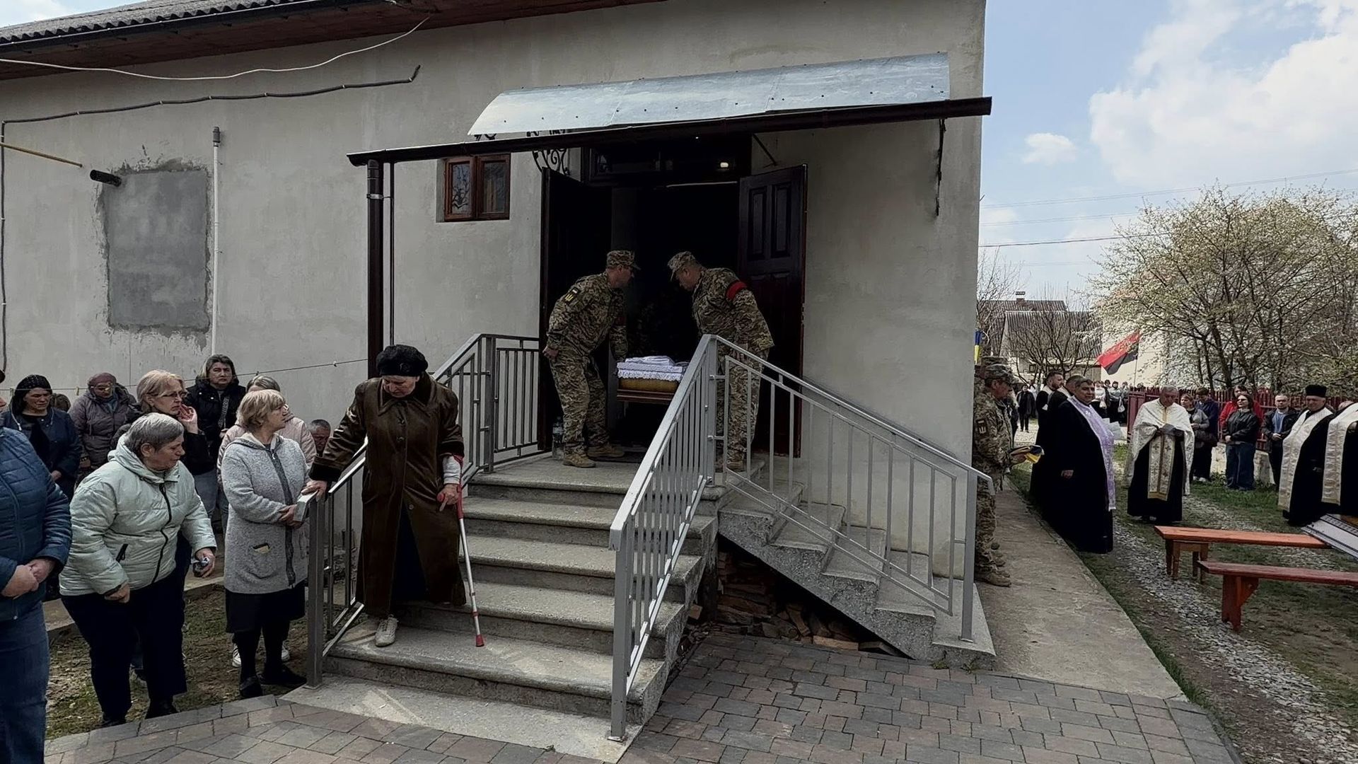 На Надвірнянщині попрощались із полеглим Героєм Олегом Максимівим 12