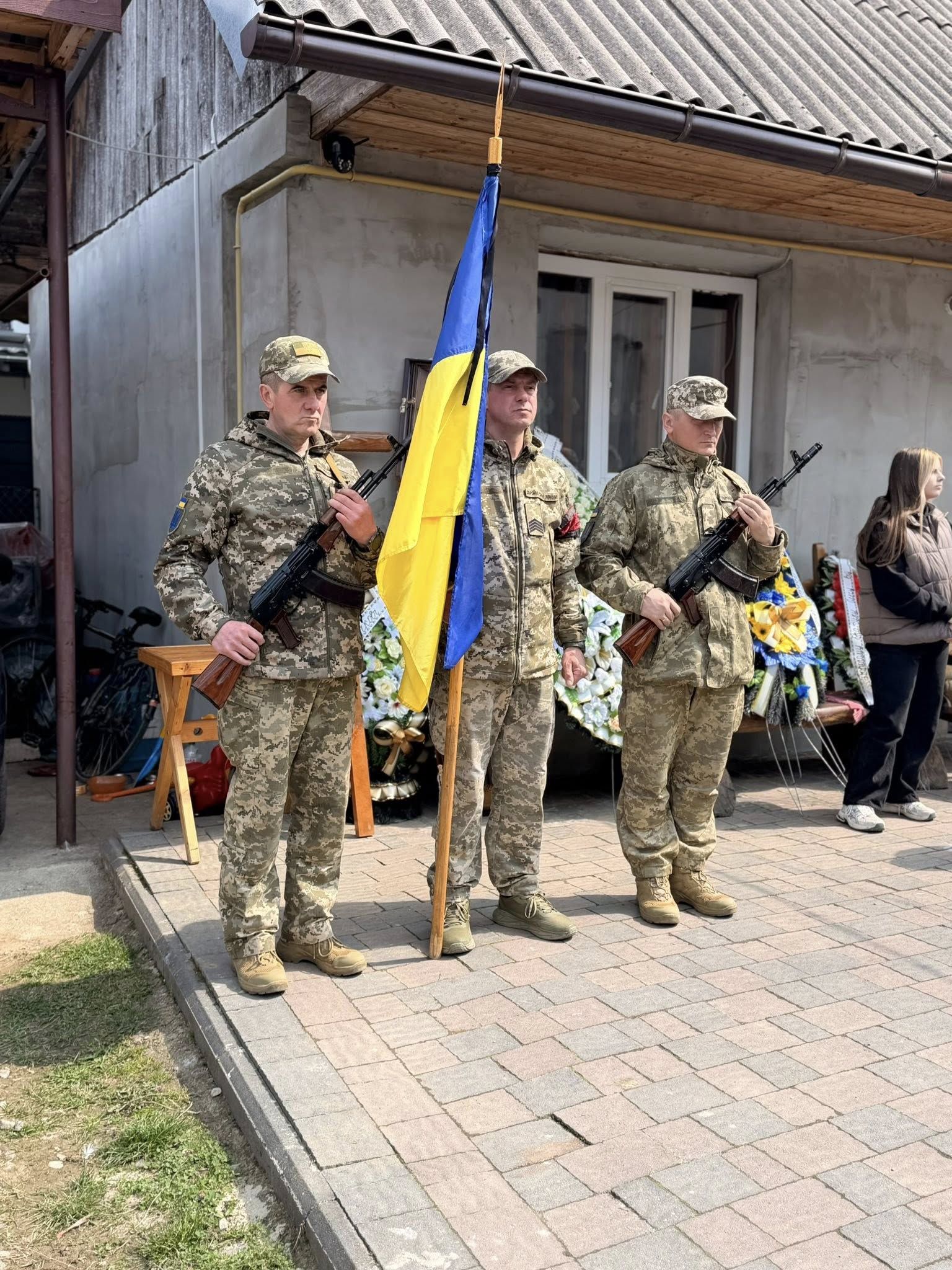 На Надвірнянщині попрощались із полеглим Героєм Олегом Максимівим 13