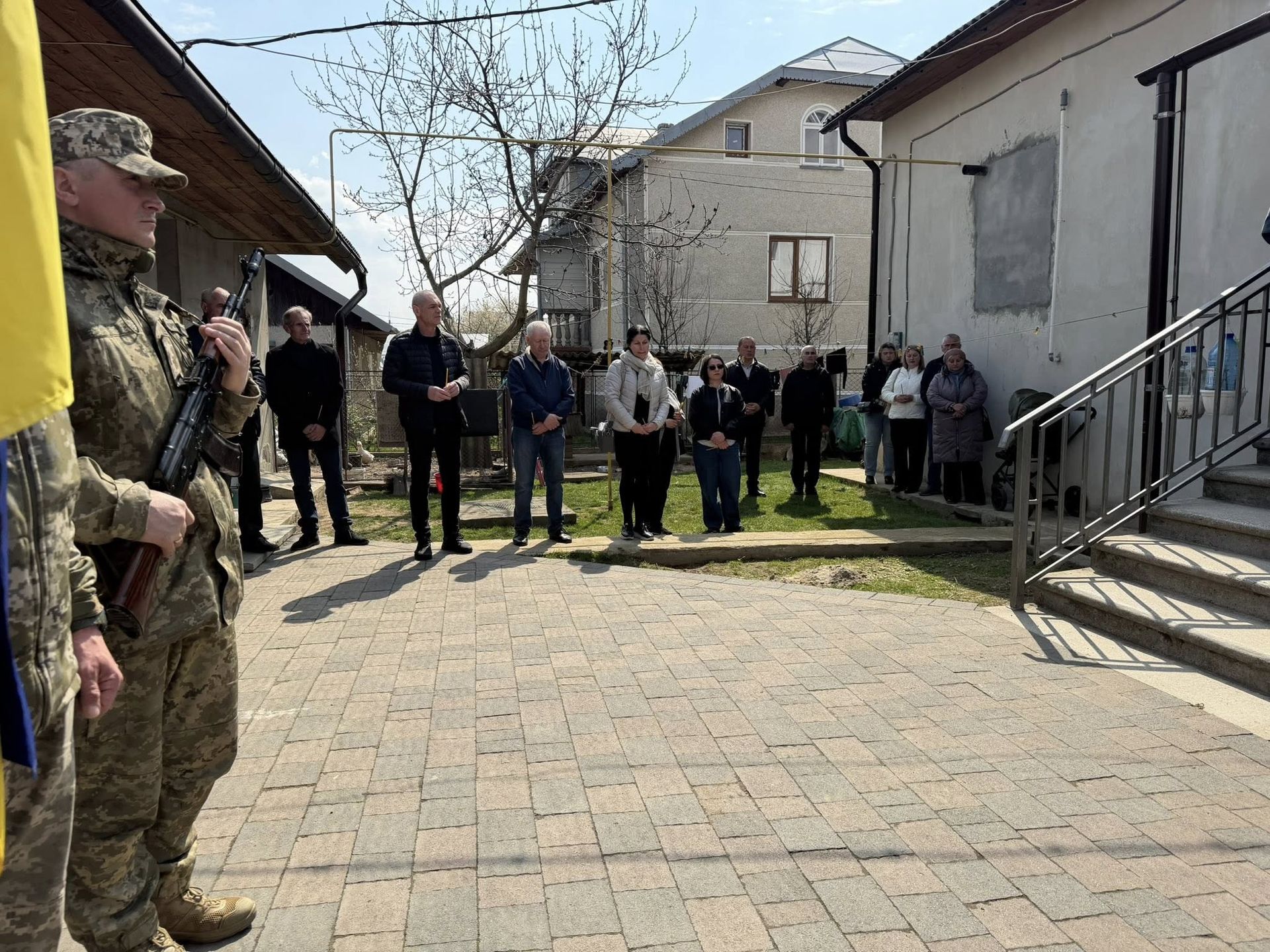 На Надвірнянщині попрощались із полеглим Героєм Олегом Максимівим 17