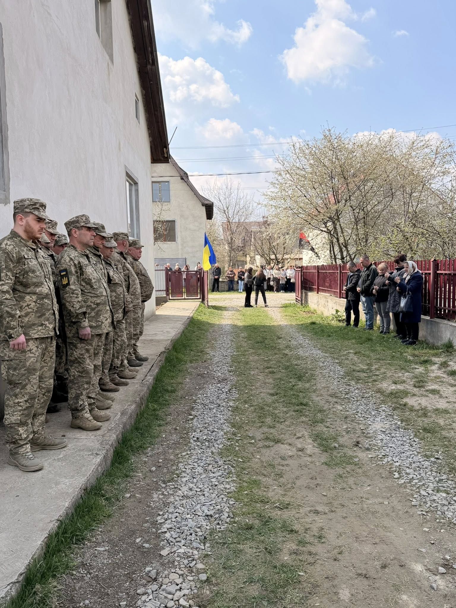 На Надвірнянщині попрощались із полеглим Героєм Олегом Максимівим 16