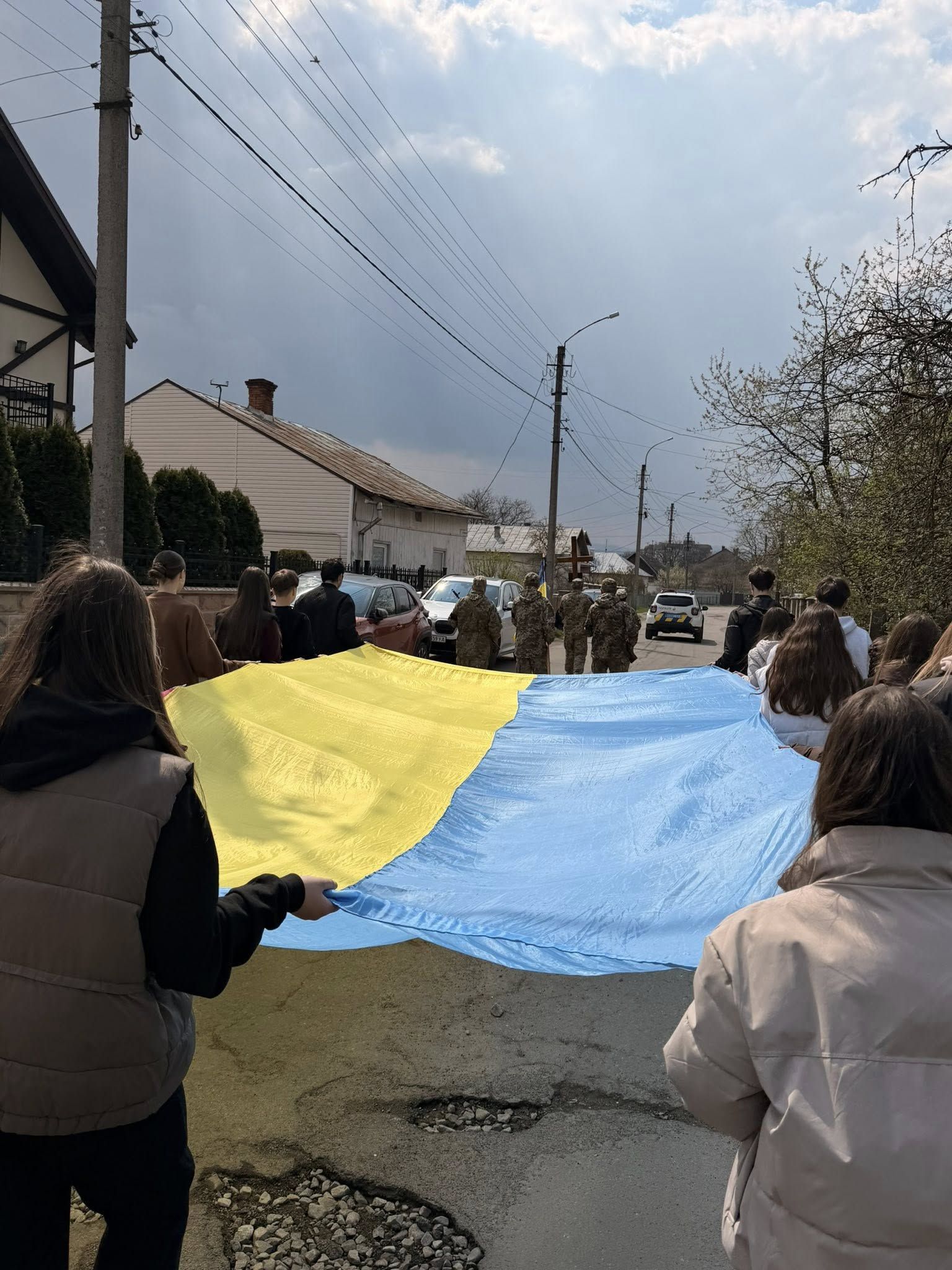На Надвірнянщині попрощались із полеглим Героєм Олегом Максимівим 14