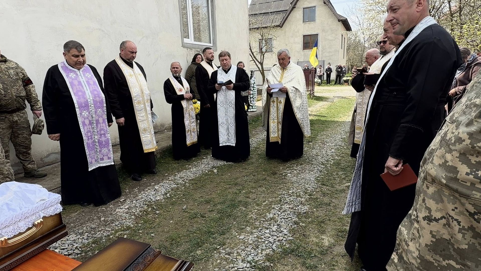 На Надвірнянщині попрощались із полеглим Героєм Олегом Максимівим 18