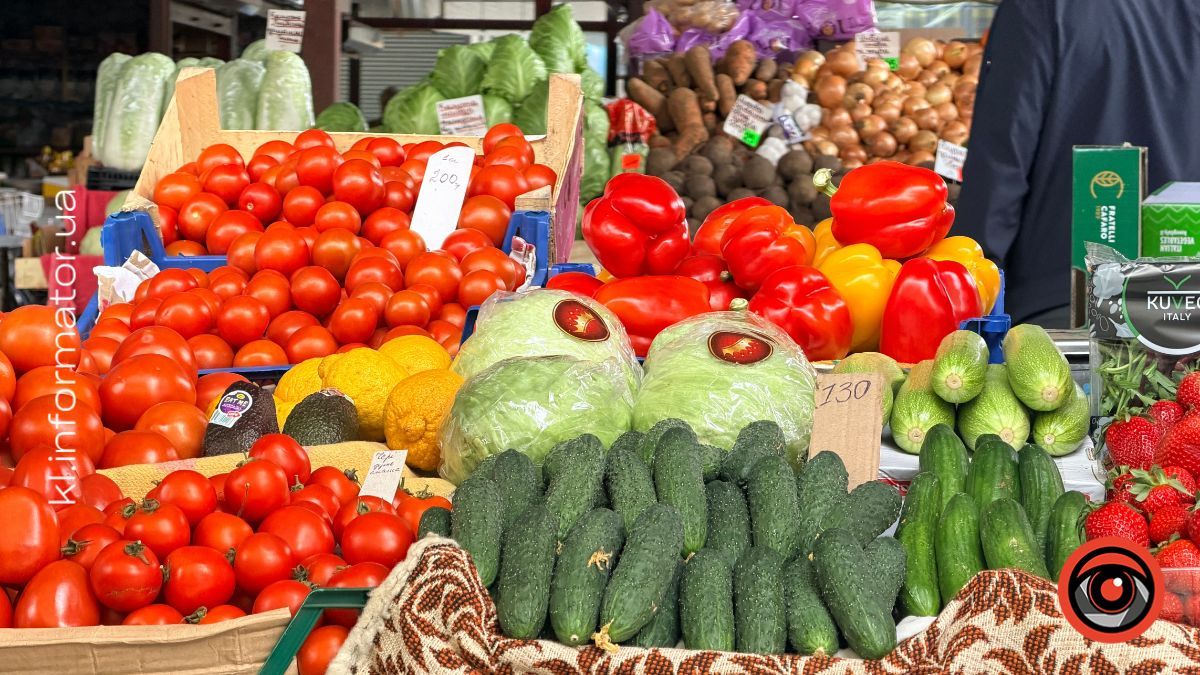 Скільки коштують огірки та помідори на ринку в Коломиї