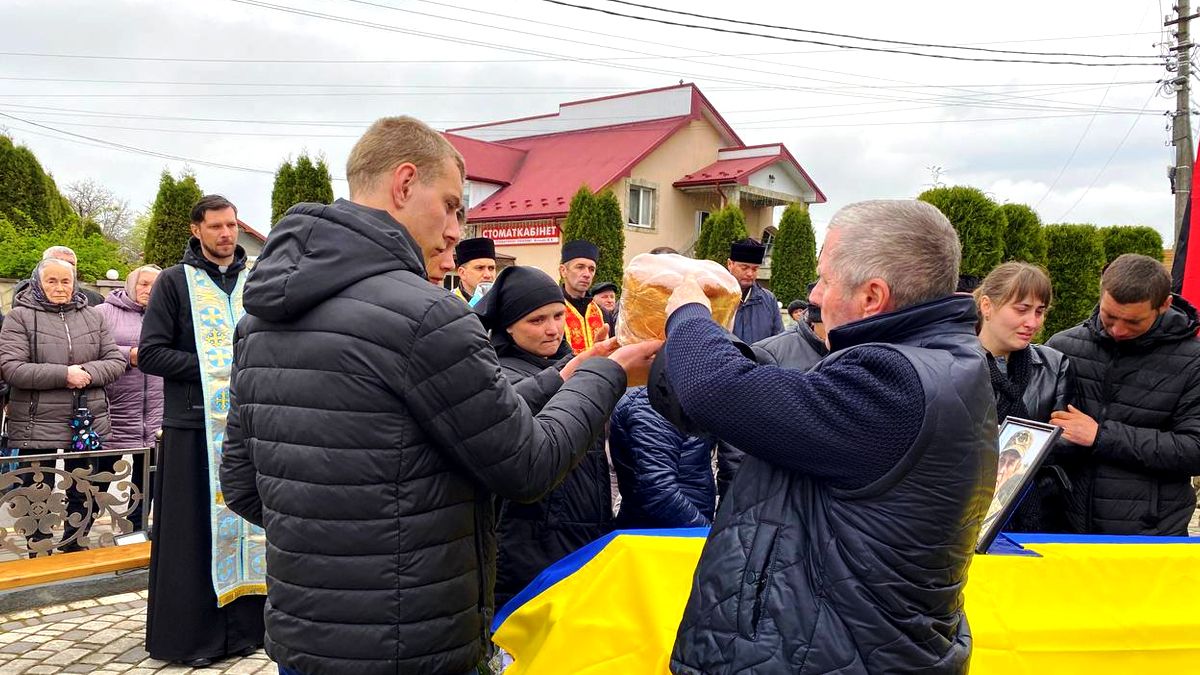 "На щиті" до Городенки повернувся воїн Воолодимир Олійник 6