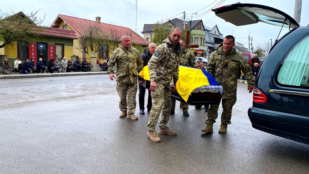 "На щиті" до Городенки повернувся воїн Воолодимир Олійник 2