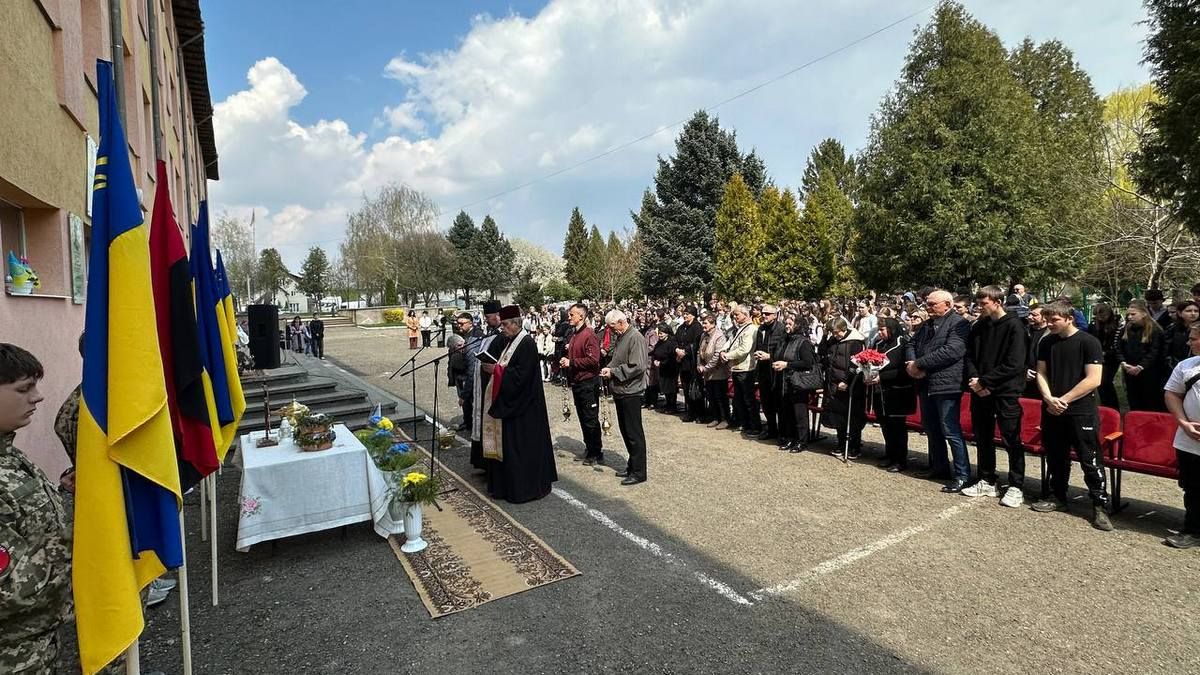В Отинійському ліцеї відкрили меморіальні дошки полеглим Героям 3