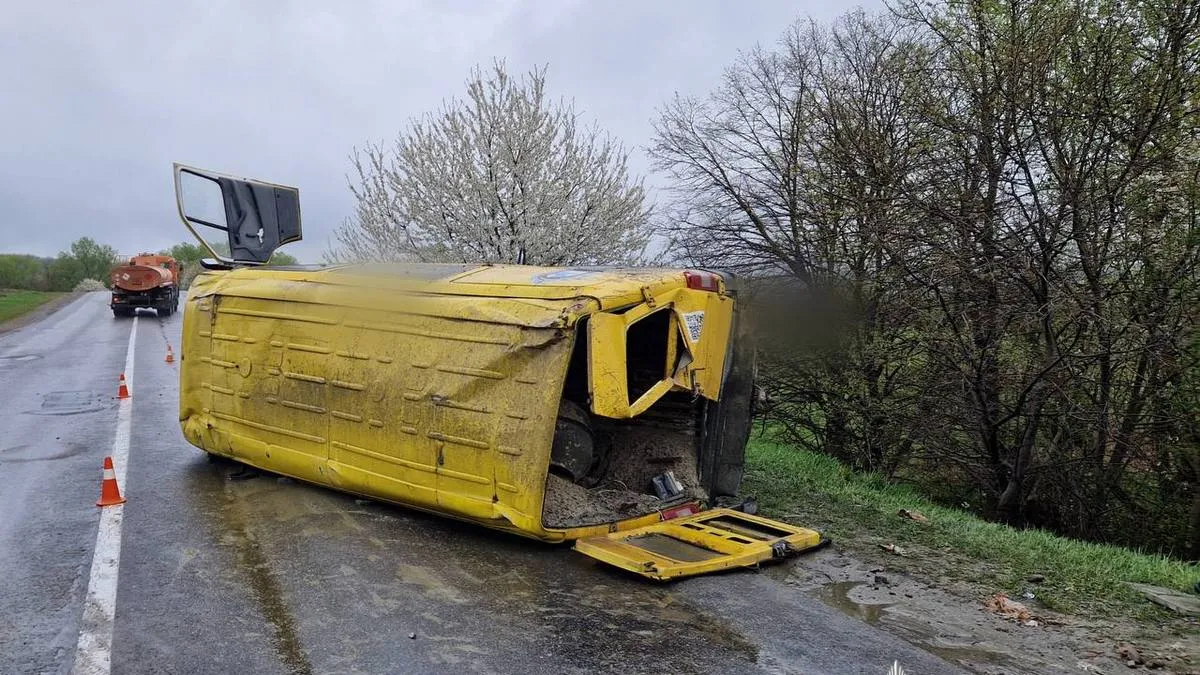 На Тлумаччині перекинувся "Sprinter": постраждали пасажири, водій втік