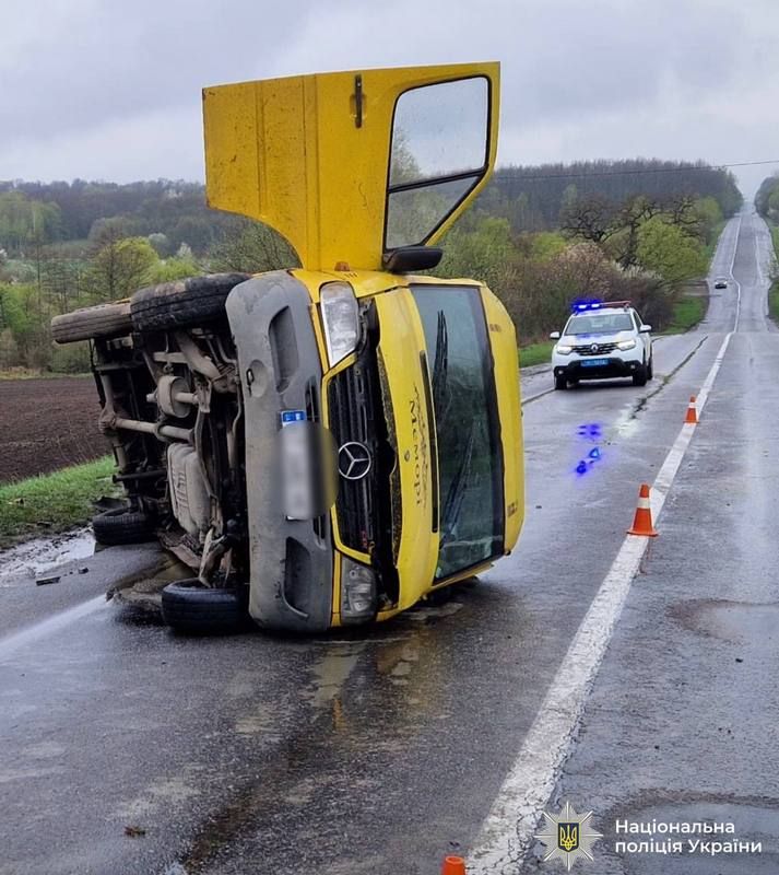 На Тлумаччині перекинувся "Sprinter": постраждали пасажири, водій втік 1