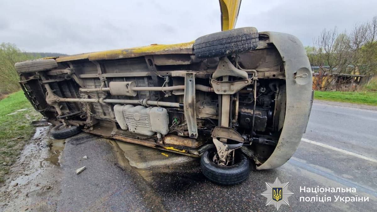 На Тлумаччині перекинувся "Sprinter": постраждали пасажири, водій втік 2