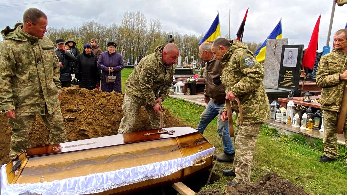 На вічний спочинок у Городенці провели воїна Володимира Костика 7