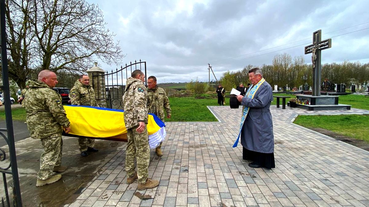 На вічний спочинок у Городенці провели воїна Володимира Костика 6