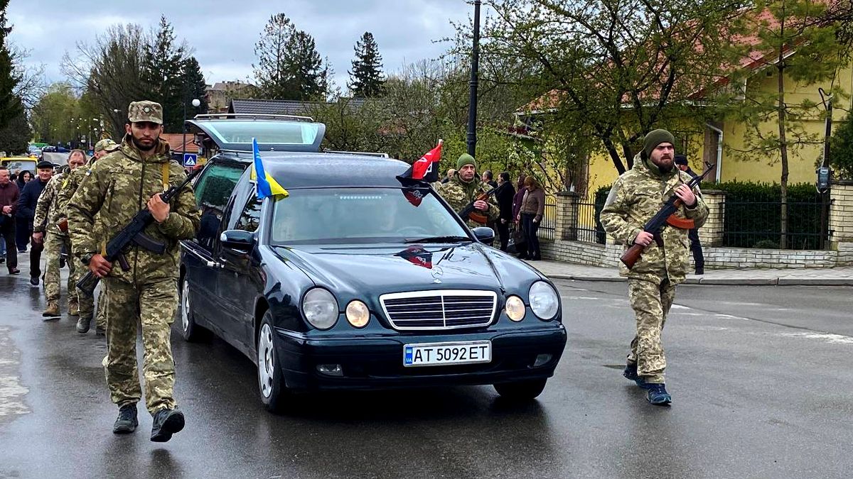 На вічний спочинок у Городенці провели воїна Володимира Костика 5