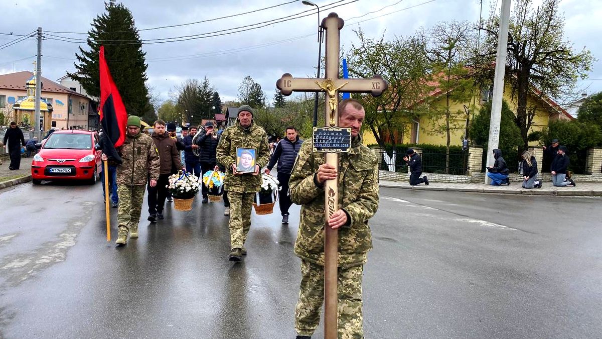 На вічний спочинок у Городенці провели воїна Володимира Костика 4