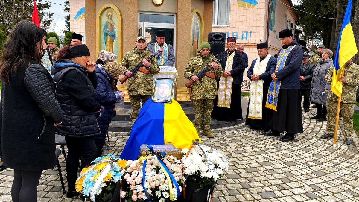 На вічний спочинок у Городенці провели воїна Володимира Костика 3