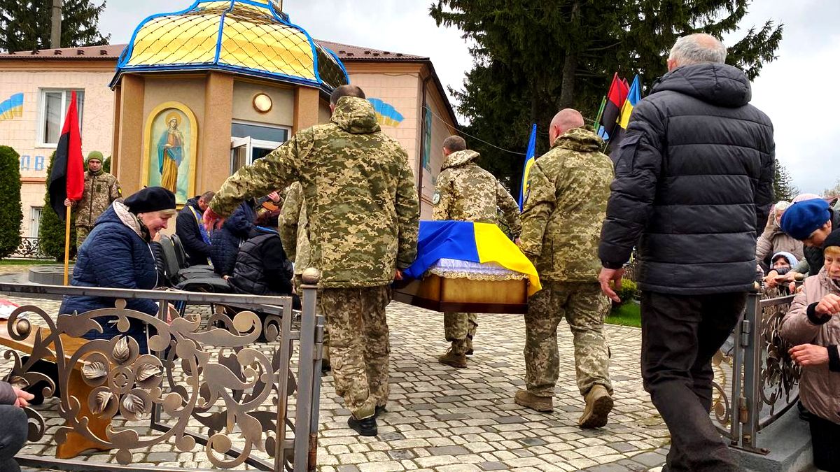 На вічний спочинок у Городенці провели воїна Володимира Костика 2