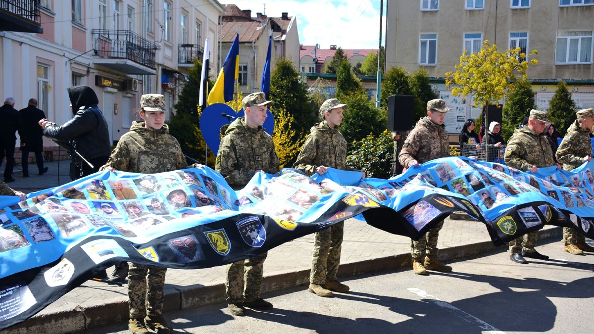 Пам'ятний знак "Серце Надії" відкрили у Надвірній 4