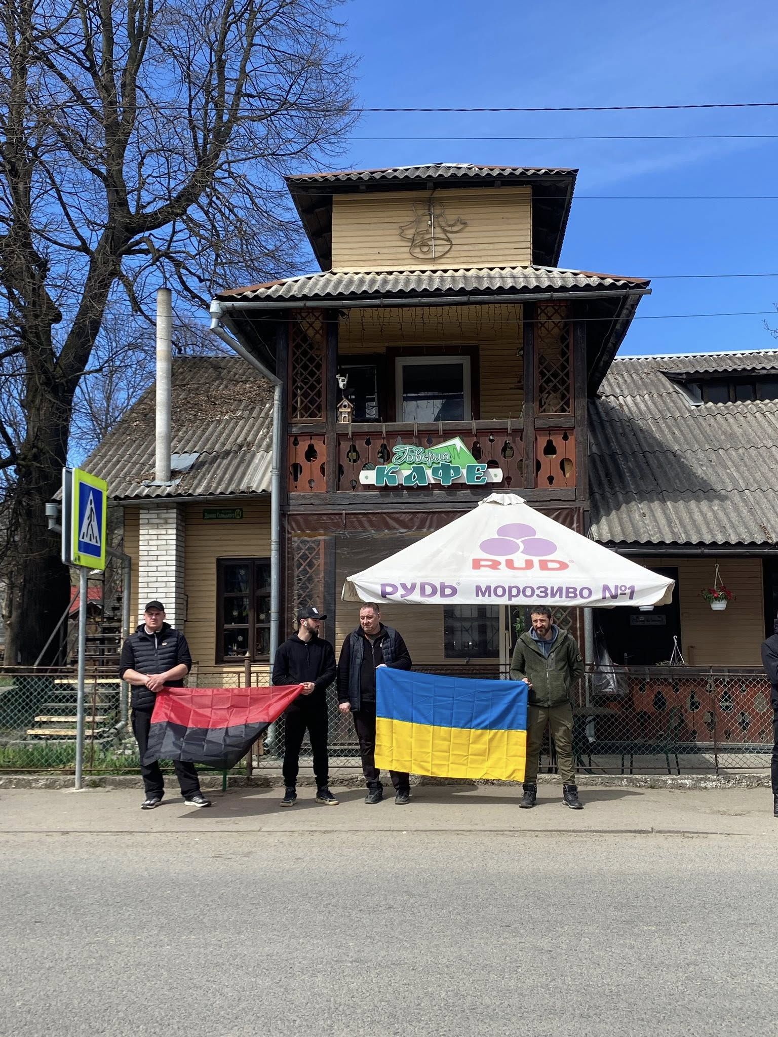 У Ворохті "на щиті" зустріли полеглого захисника Дмитра Станковича 3