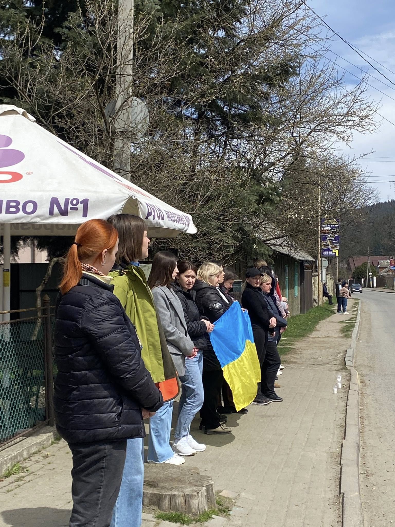 У Ворохті "на щиті" зустріли полеглого захисника Дмитра Станковича 8