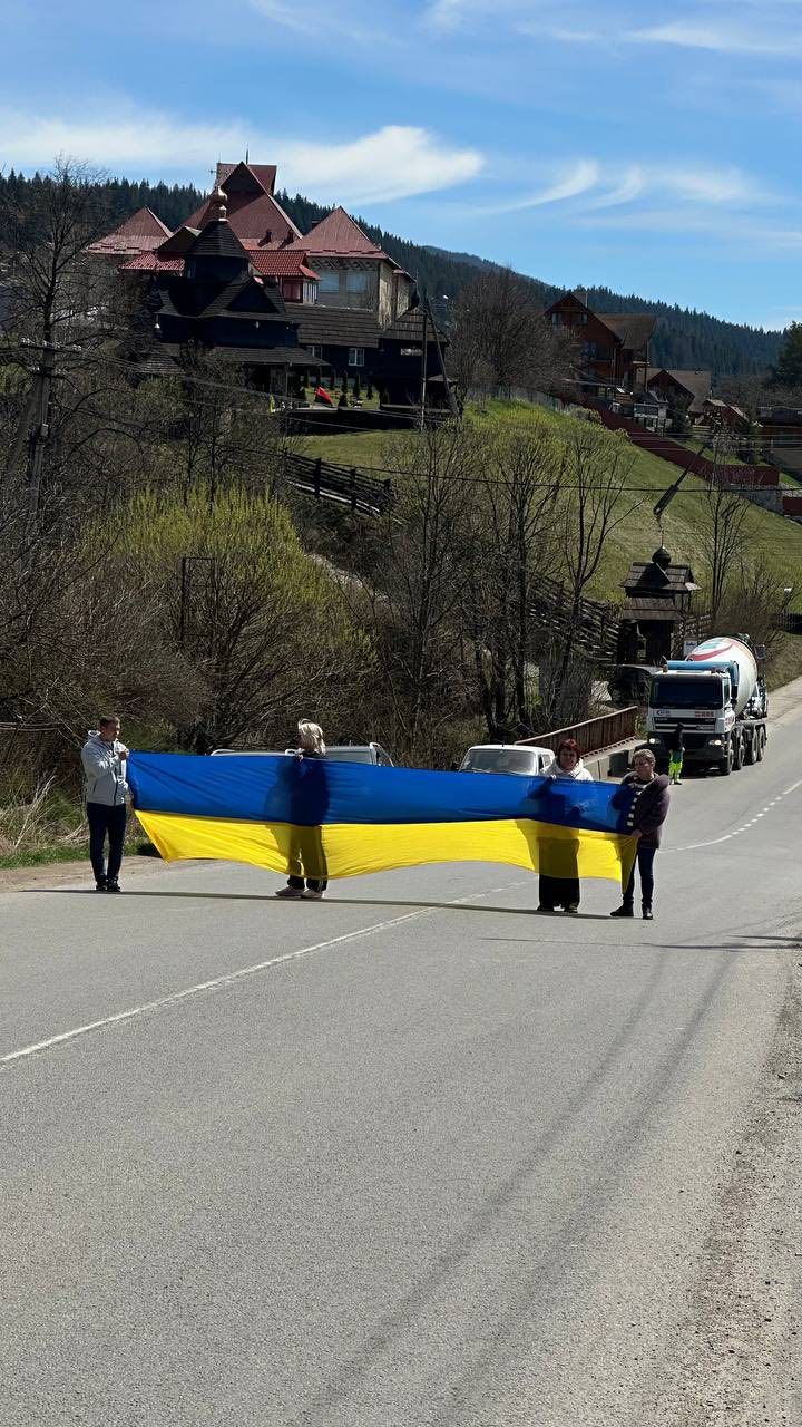 У Ворохті "на щиті" зустріли полеглого захисника Дмитра Станковича 11